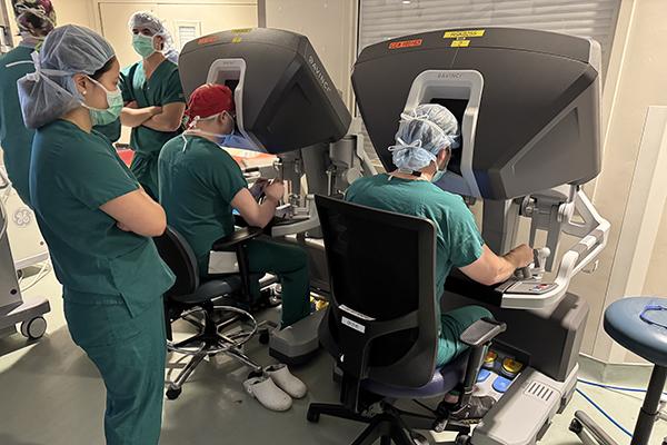 Two surgeons robots to assist in the OR