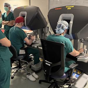 Two surgeons robots to assist in the OR